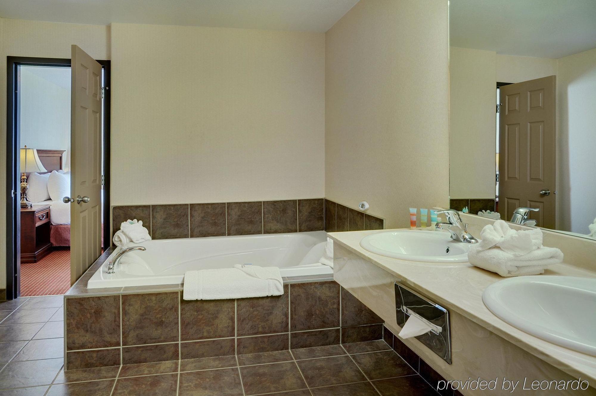 Pomeroy Inn And Suites Chetwynd Eksteriør billede
