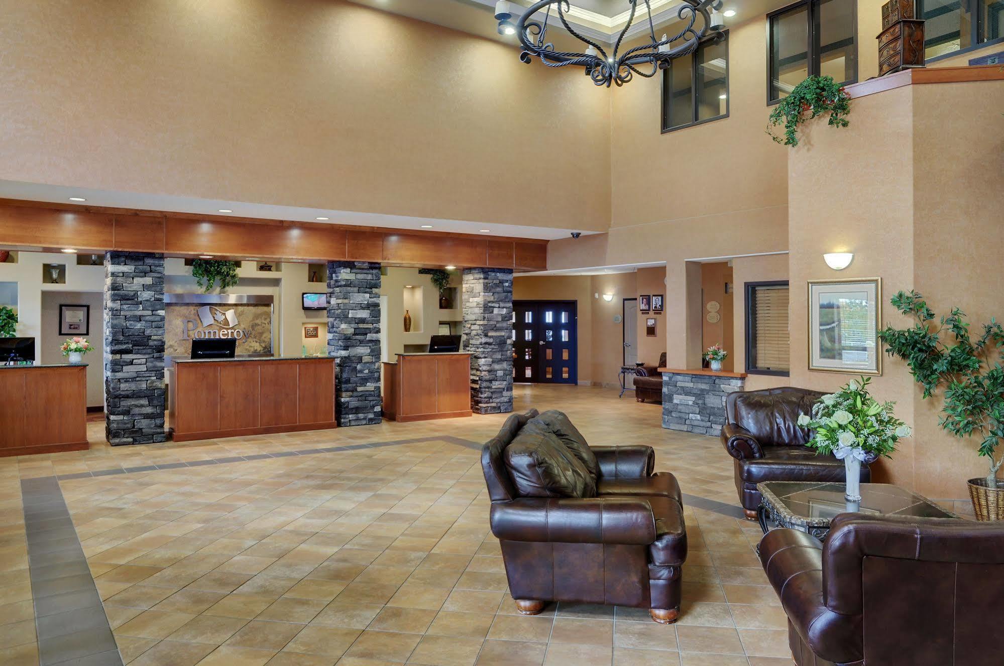 Pomeroy Inn And Suites Chetwynd Eksteriør billede
